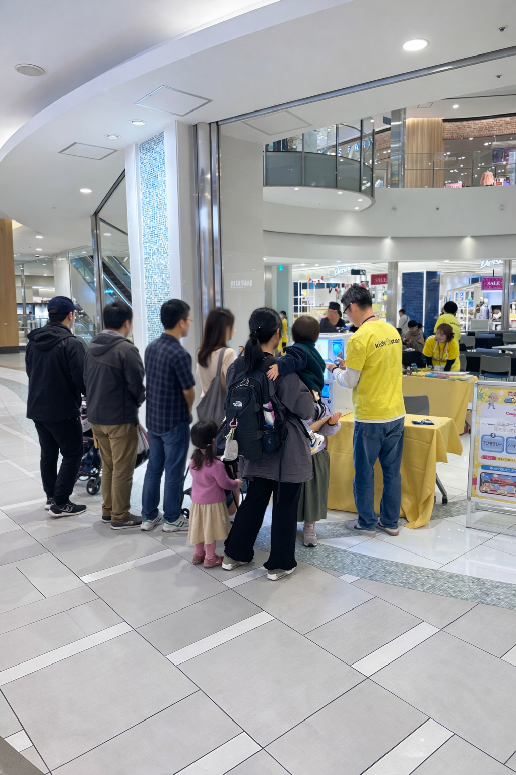 子どもたちがガチャを回す現場風景